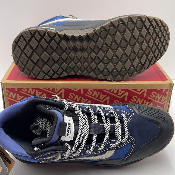 Vans WMNS Ultrarange Exo Hi
Navy/Black
VN0005VANGV
Sneakers - Picture 3 of 16